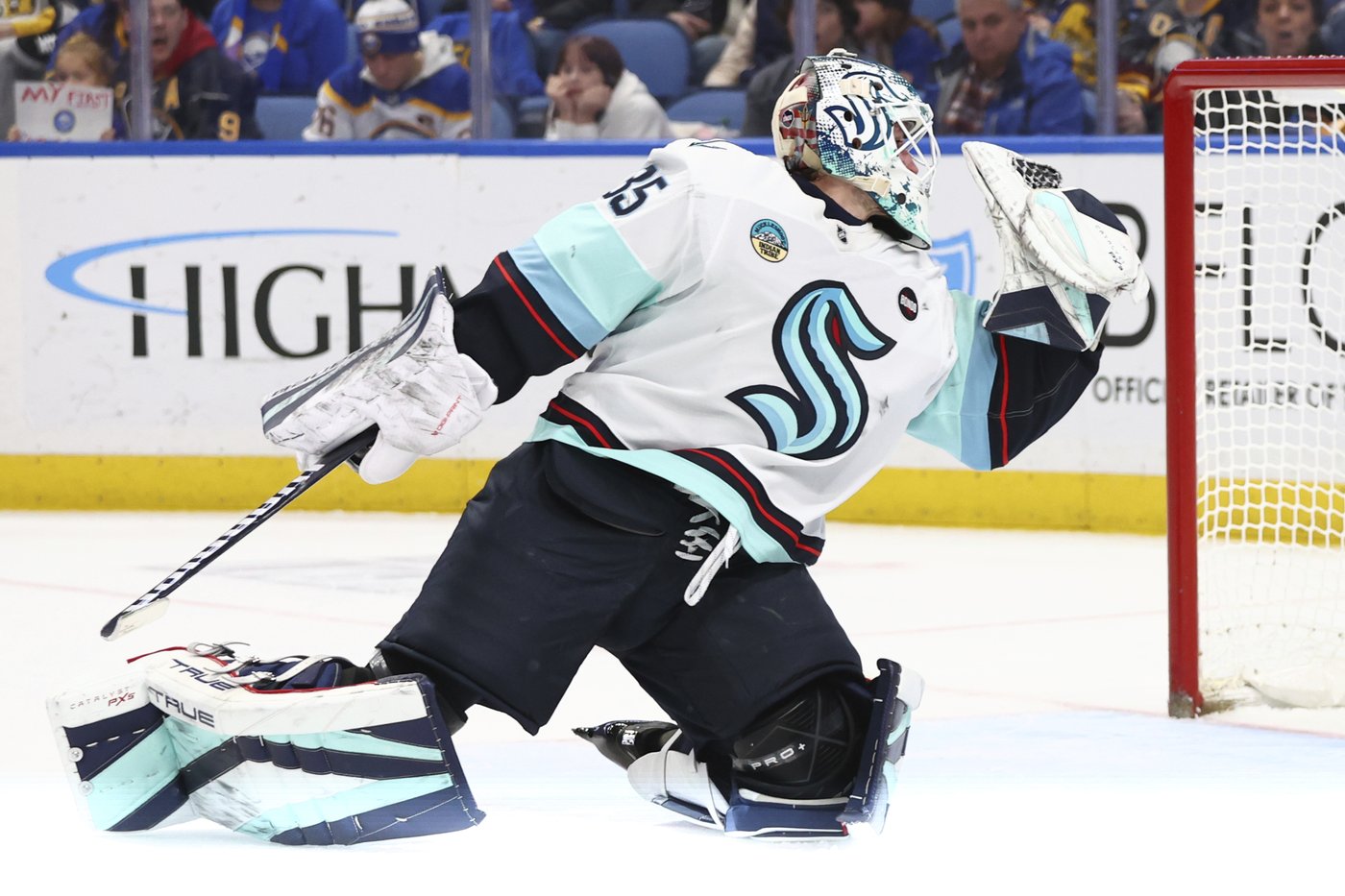 Kaapo Kakko scores twice in 3rd period in the Kraken's 6-2 victory over the Sabres | iNFOnews.ca