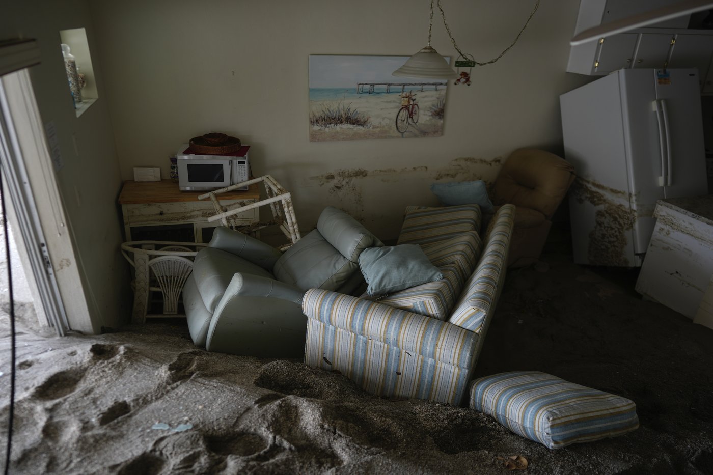 Residents slog through flooded streets, clear debris after Hurricane Milton tore through Florida | iNFOnews.ca