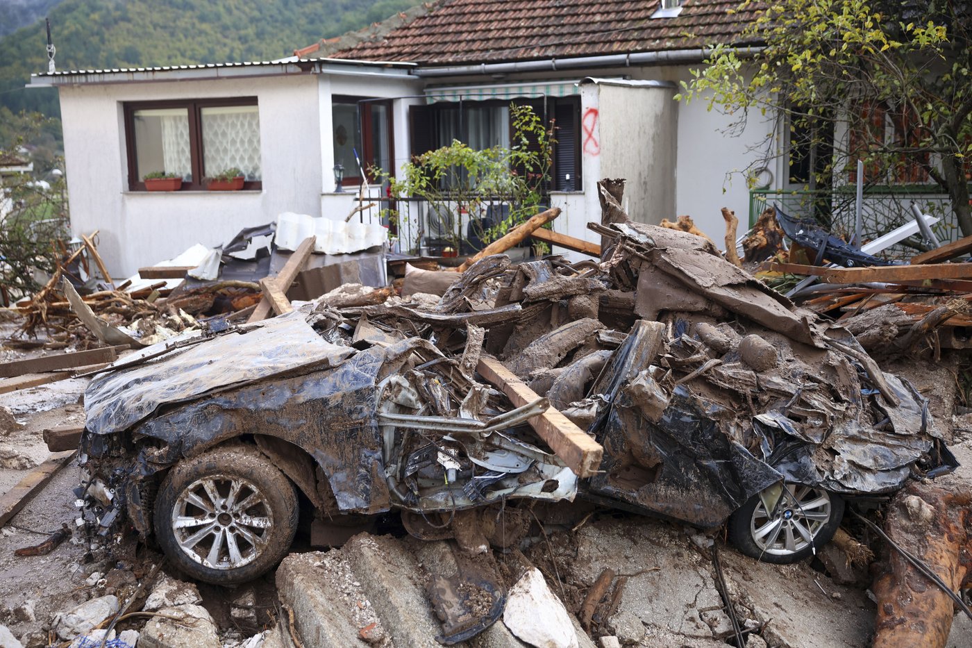 Rescue teams search for missing after floods, landslides kill at least 16 in Bosnia | iNFOnews.ca