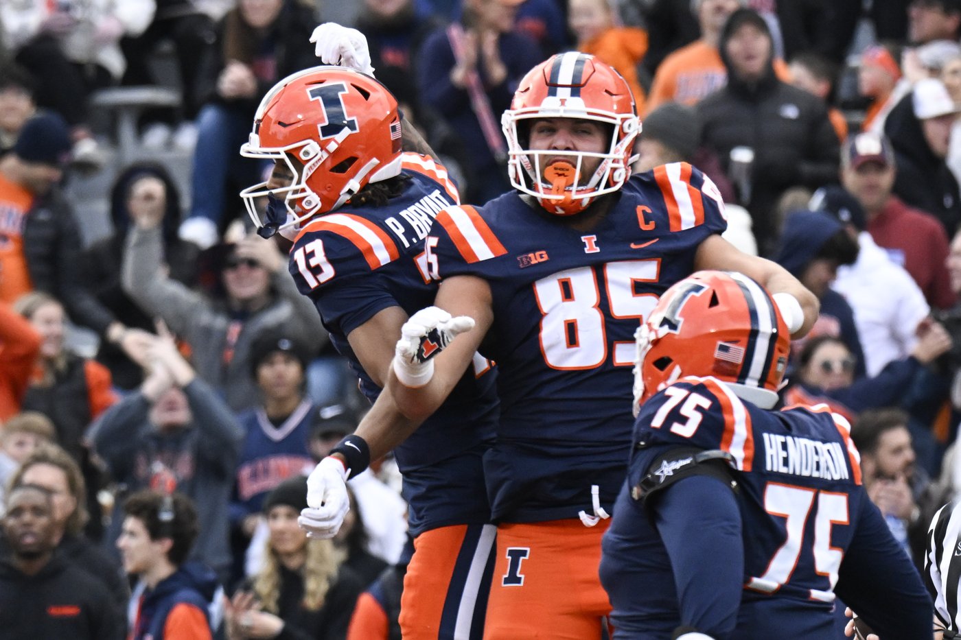 Josh McCray runs for three TDs to lead Illinois to a 38-16 win over slumping Michigan State | iNFOnews.ca