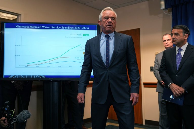 RFK Jr. snatches snakes in viral video, the latest of his many animal encounters | iNFOnews.ca