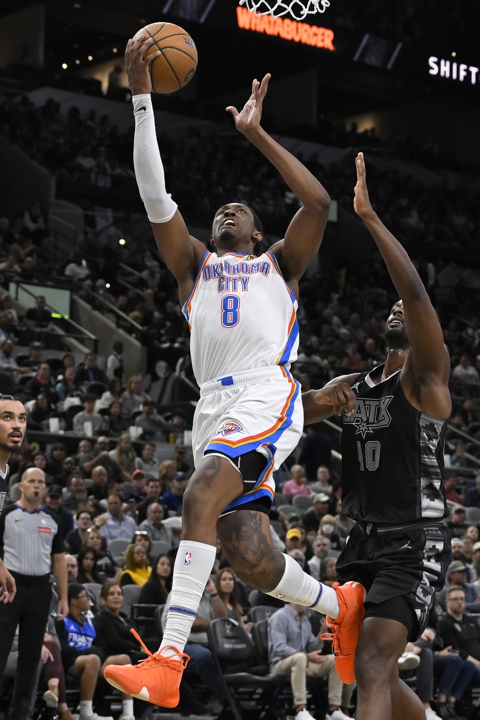 Johnson, Barnes help Spurs fend off hard-charging Thunder for first NBA Cup victory, 110-104 | iNFOnews.ca