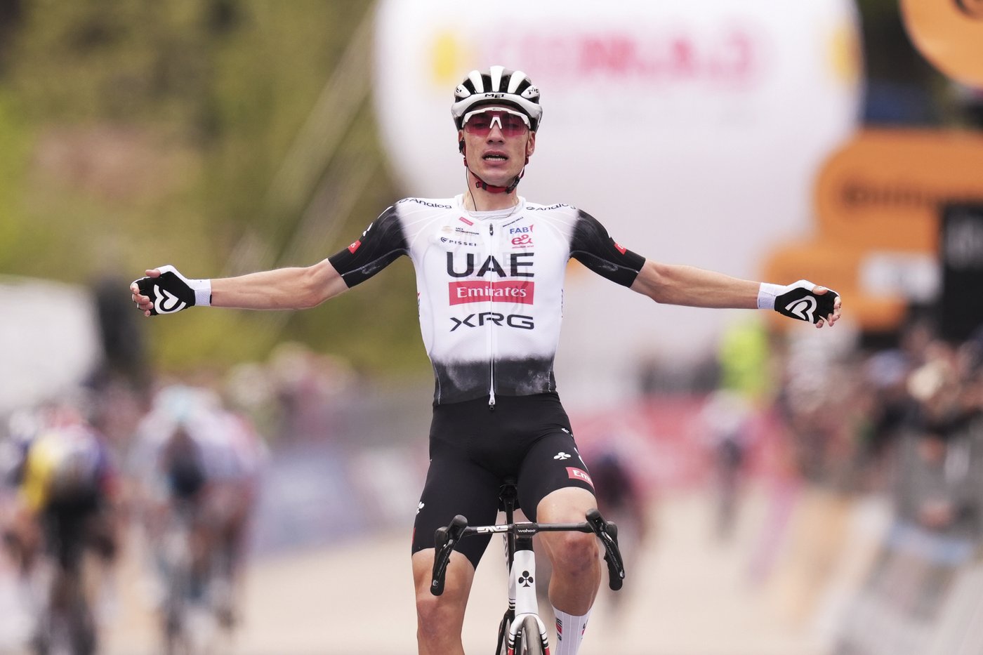 Ayuso bursts to stage win as Roglič takes overall lead at Giro d’Italia | iNFOnews.ca