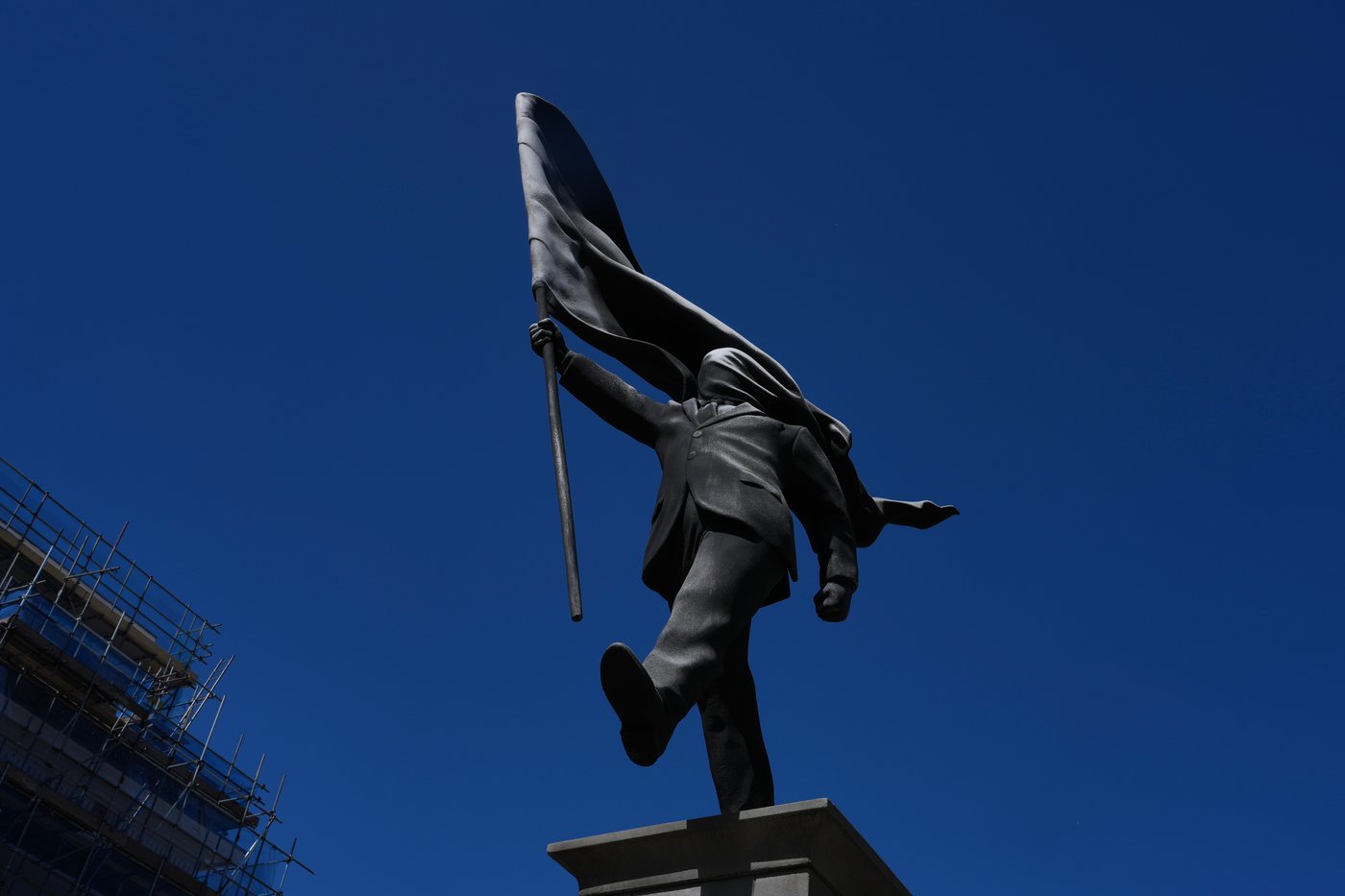 Banksy confirms a new statue in central London of a man blinded by a flag is his work | iNFOnews.ca Banksy confirms a new statue in central London of a man blinded by a flag is his work | iNFOnews.ca