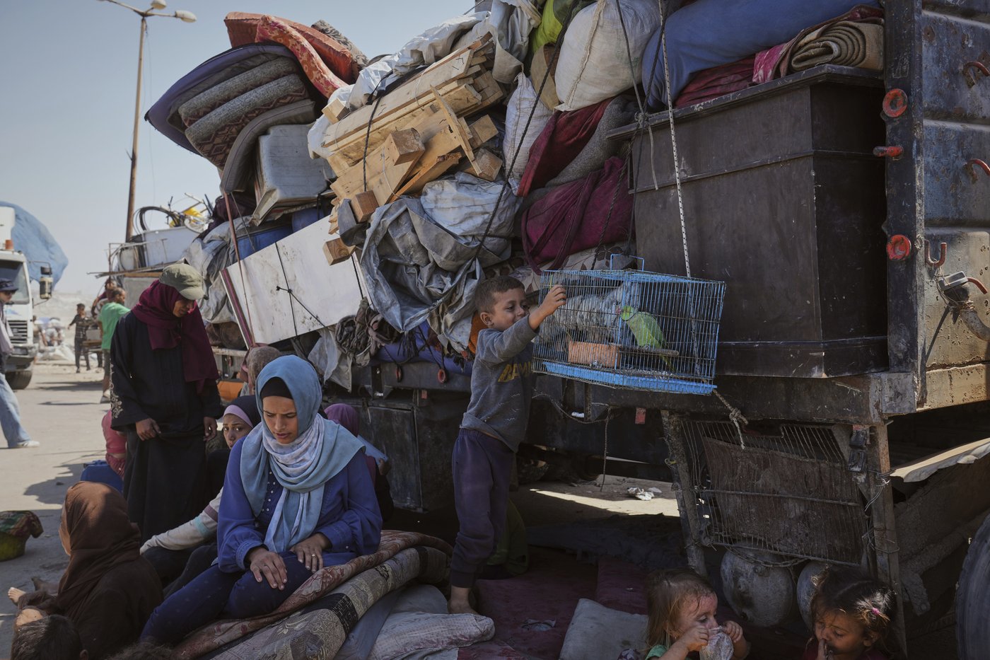 Photos of thousands of Palestinians fleeing Gaza City as Israel begins ground offensive | iNFOnews.ca