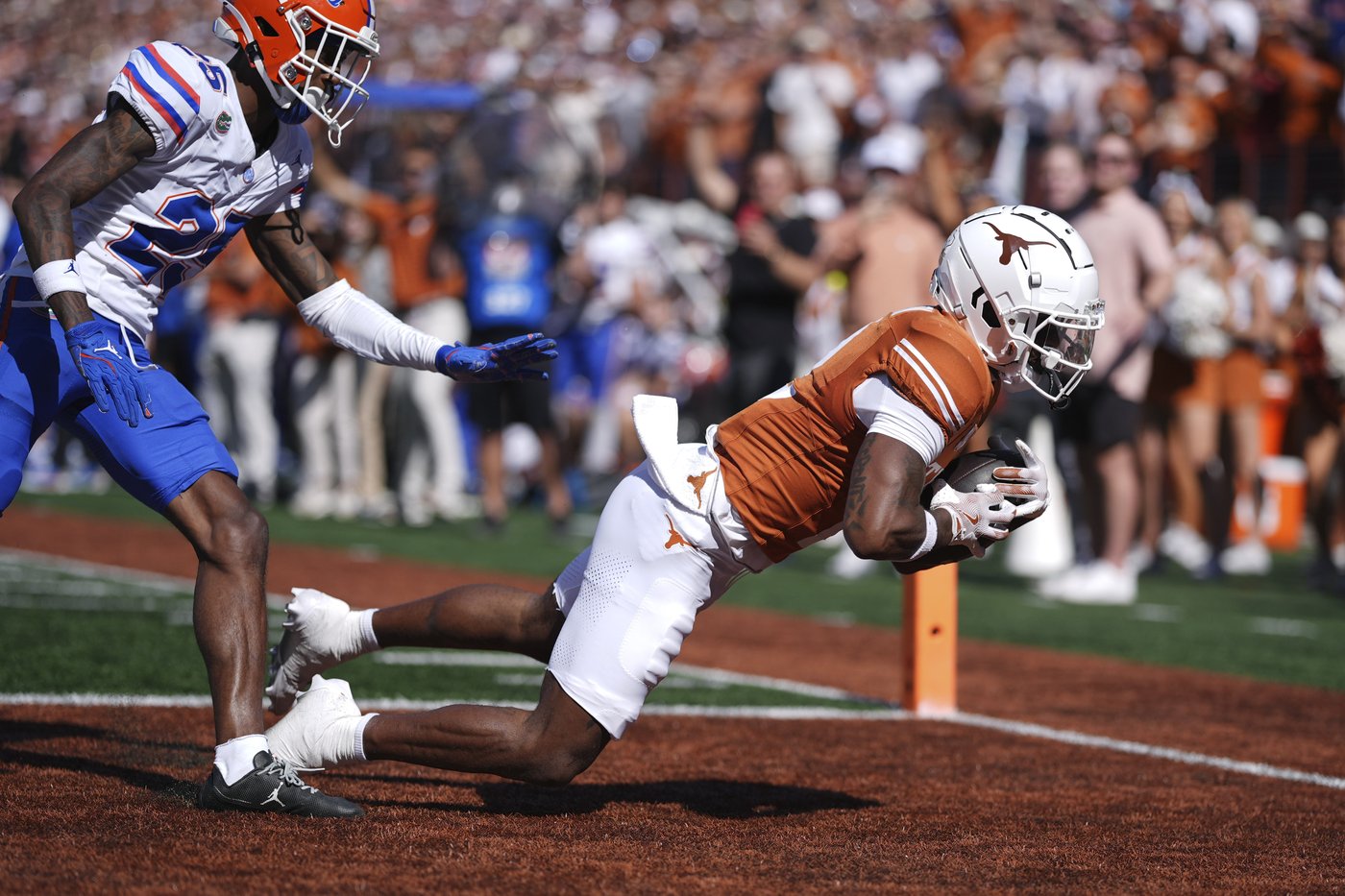 Ewers' 5 TD passes lead No. 5 Texas in 49-17 rout of struggling Florida | iNFOnews.ca