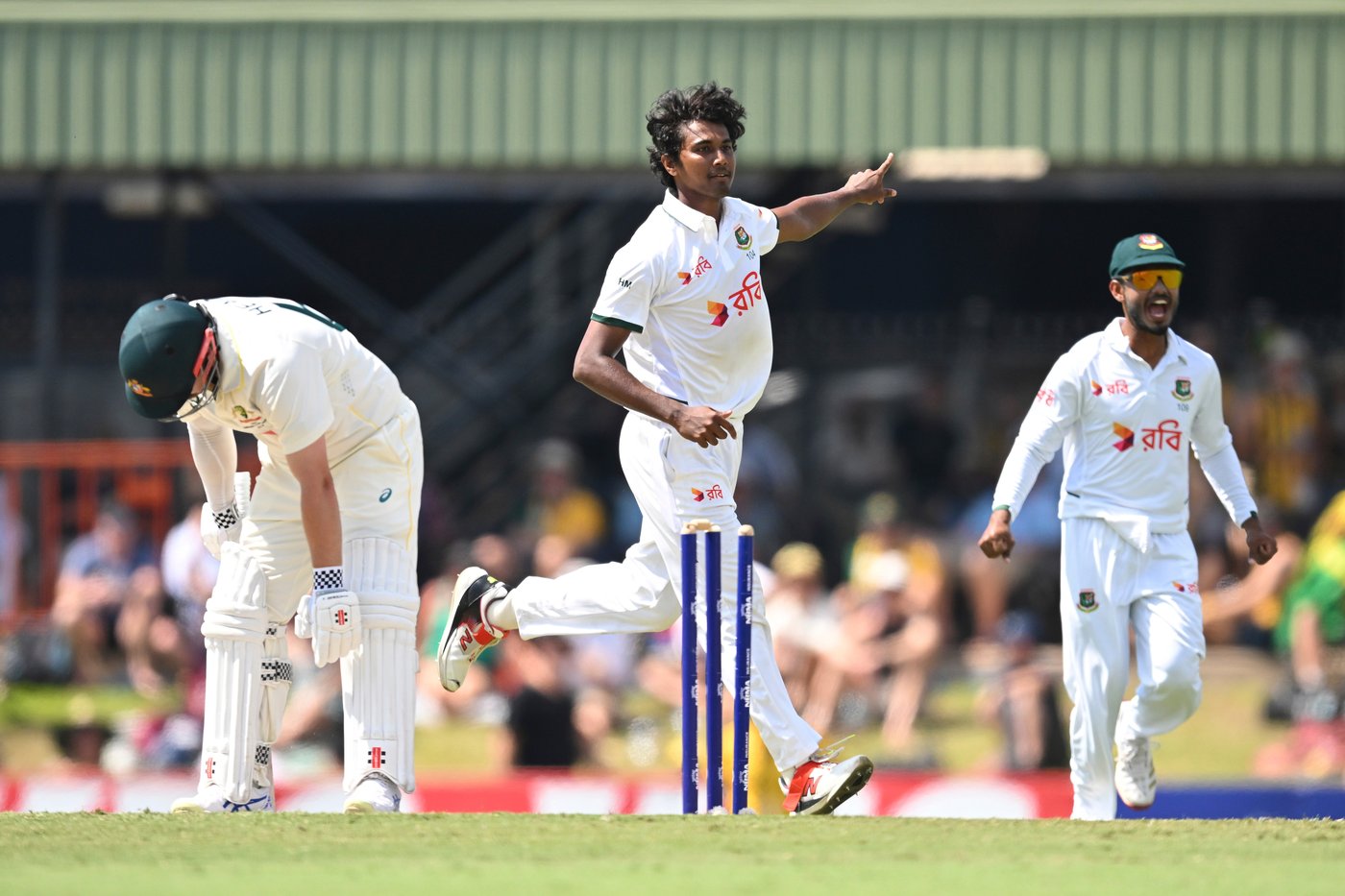 Bangladesh closes in on historic win as Australia's batting woes return on Day 3 of 1st test | iNFOnews.ca
