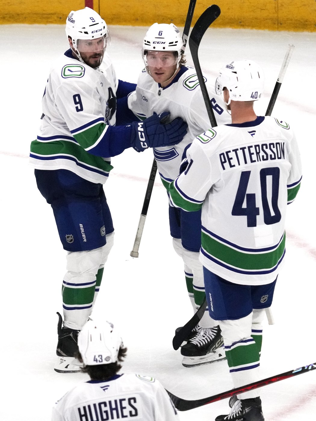 Heinen scores twice as the Canucks beat the Blackhawks 6-3 for their 3rd straight win | iNFOnews.ca Heinen scores twice as the Canucks beat the Blackhawks 6-3 for their 3rd straight win | iNFOnews.ca