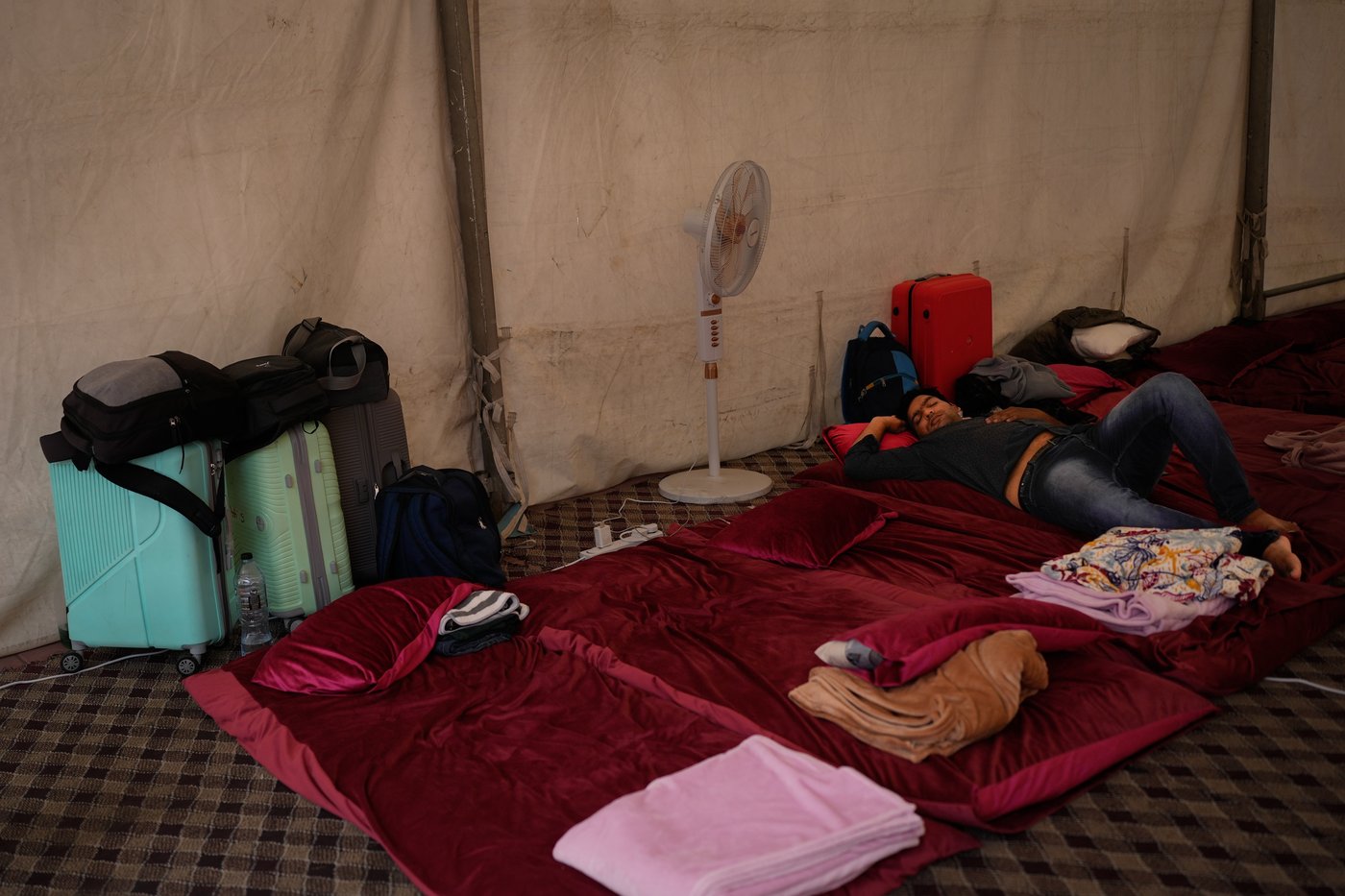 Photos show travellers stuck in the UAE taking shelter from war at Indian expat's home | iNFOnews.ca