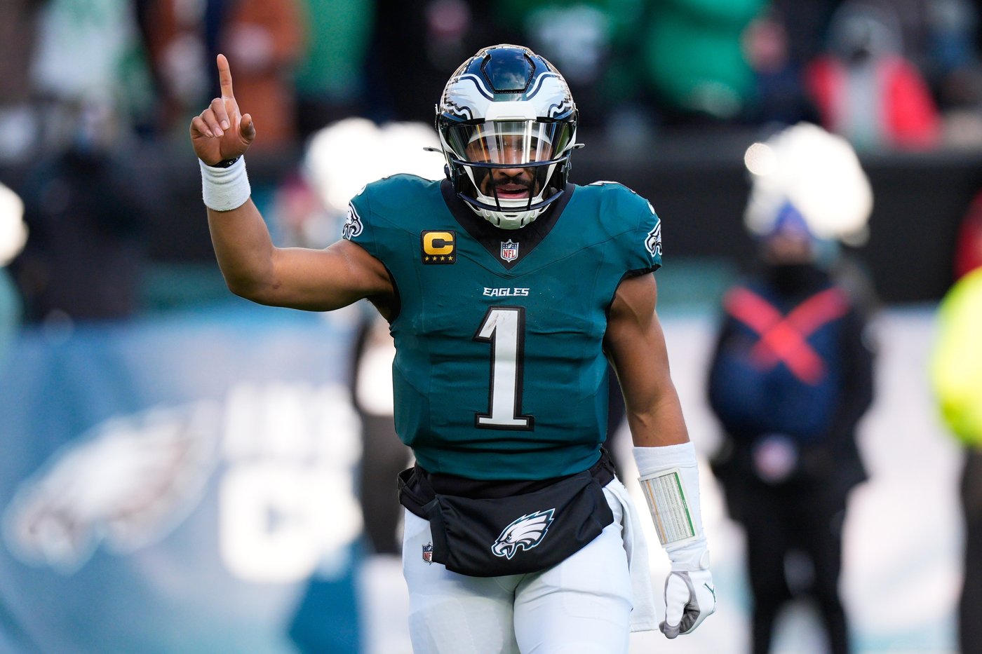 Jalen Hurts rebounds with 3 TD passes as Eagles snap losing streak in 31-0 rout of Raiders | iNFOnews.ca Jalen Hurts rebounds with 3 TD passes as Eagles snap losing streak in 31-0 rout of Raiders | iNFOnews.ca