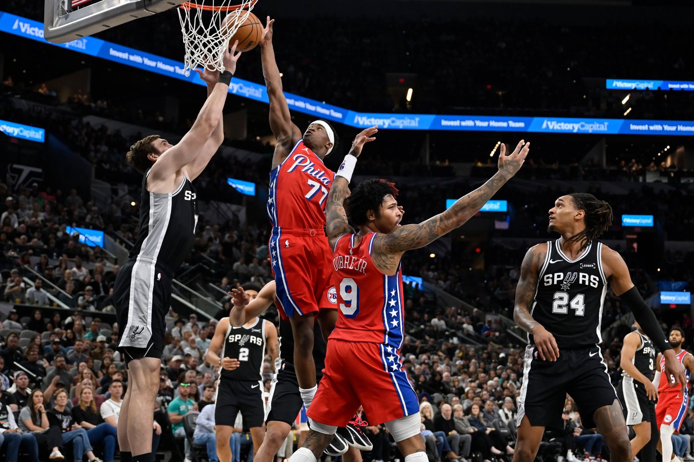 Spurs beat 76ers 115-102 after losing Wembanyama to left rib contusion | iNFOnews.ca Spurs beat 76ers 115-102 after losing Wembanyama to left rib contusion | iNFOnews.ca