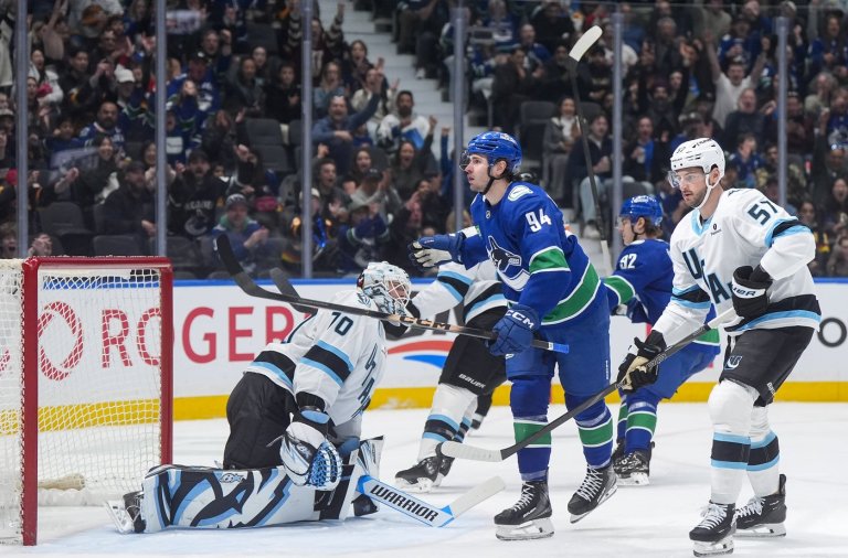Karlsson continues to shine despite tough season for Canucks | iNFOnews.ca
