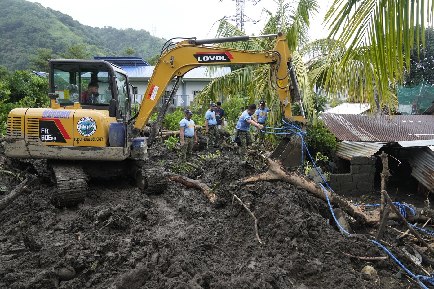 A powerful typhoon nears the Philippines, with many shelters still crammed after a recent storm | iNFOnews.ca