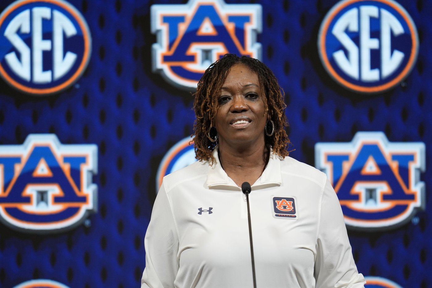 Kim Caldwell navigating first season as Tennessee Lady Vols coach with 'Baby Caldwell' on the way | iNFOnews.ca