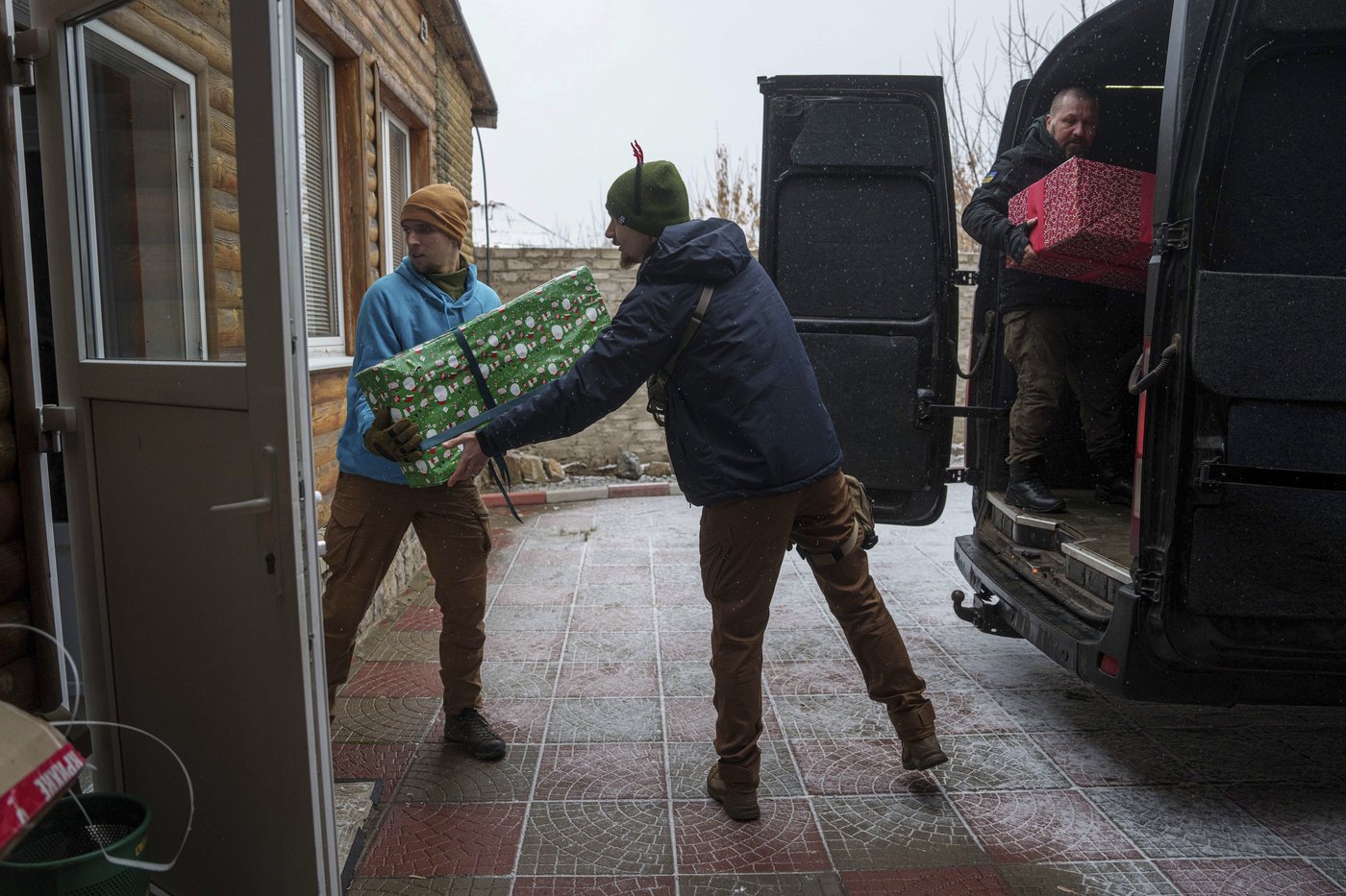 'Reindeer' volunteers bring holiday magic to Ukrainian children living on the frontlines | iNFOnews.ca