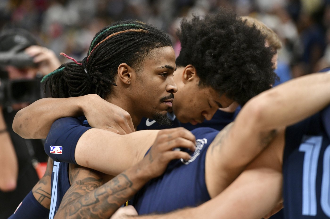 Medics attend to fan who collapsed courtside at NBA game in Memphis | iNFOnews.ca