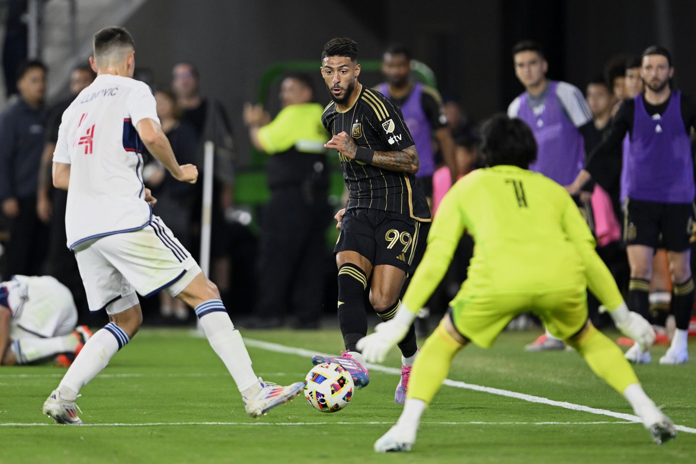 Bouanga, Olivera score as LAFC opens MLS playoffs with 2-1 win over Whitecaps | iNFOnews.ca