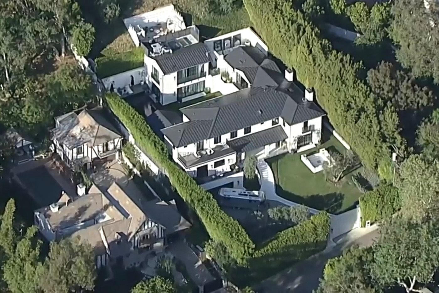 Multiple gunshots fired near Rihanna’s LA home and a woman is taken into custody | iNFOnews.ca