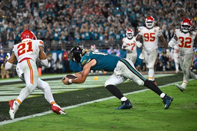 Jaguars' Trevor Lawrence believes headfirst dives are safer than sliding for NFL QBs | iNFOnews.ca
