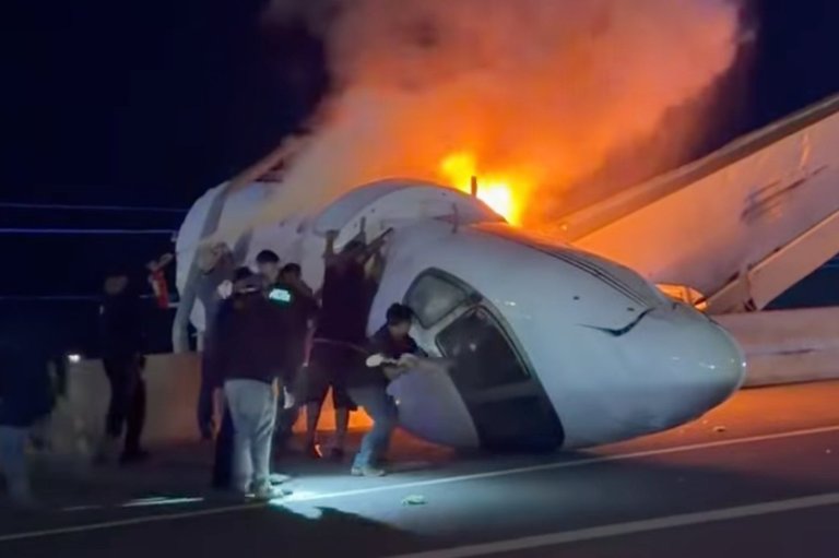 With a sledgehammer and a shovel, volunteers raced to save passengers in Texas plane crash | iNFOnews.ca