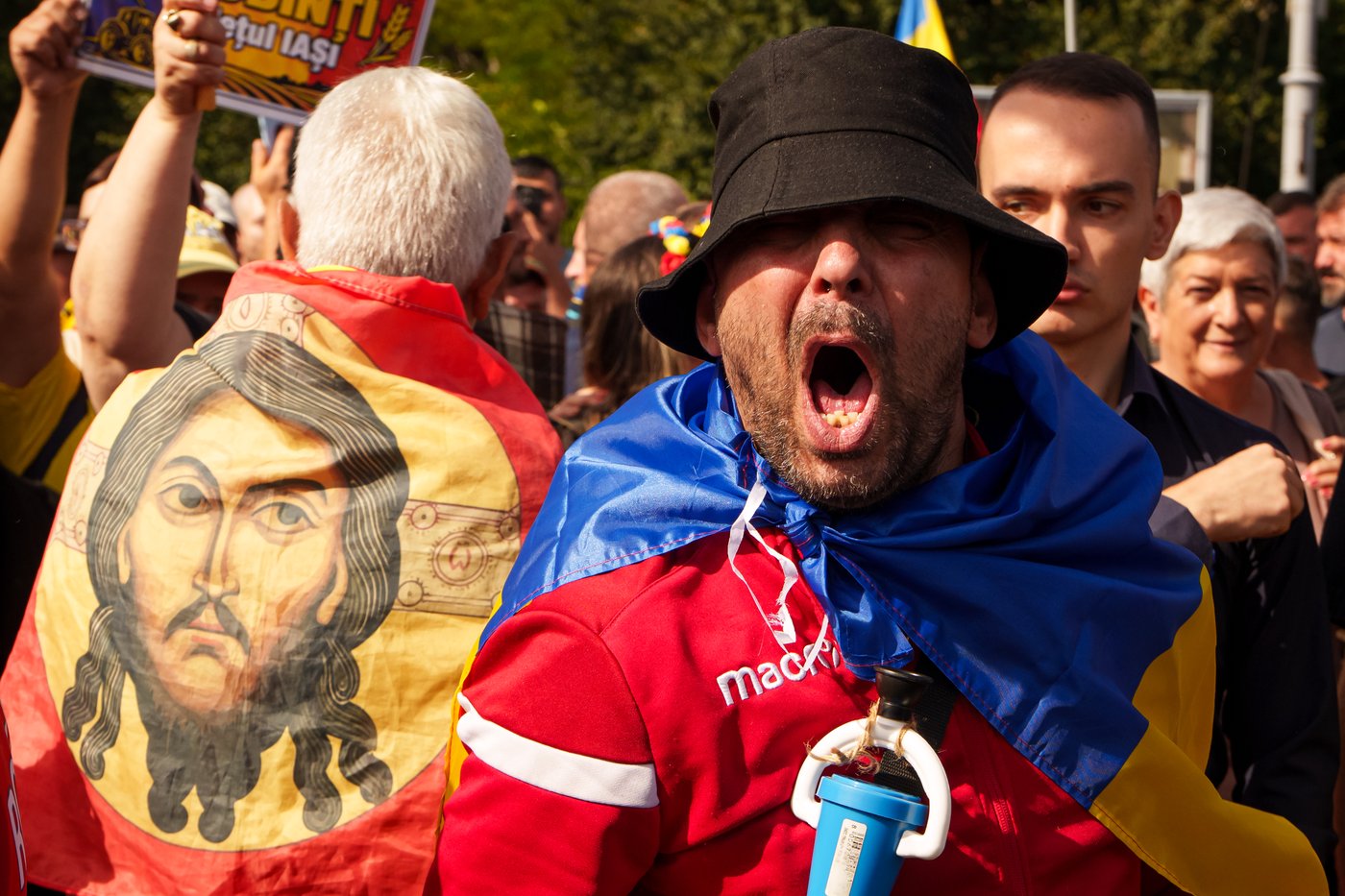 Photos of Romanian farmers protesting export restrictions | iNFOnews.ca