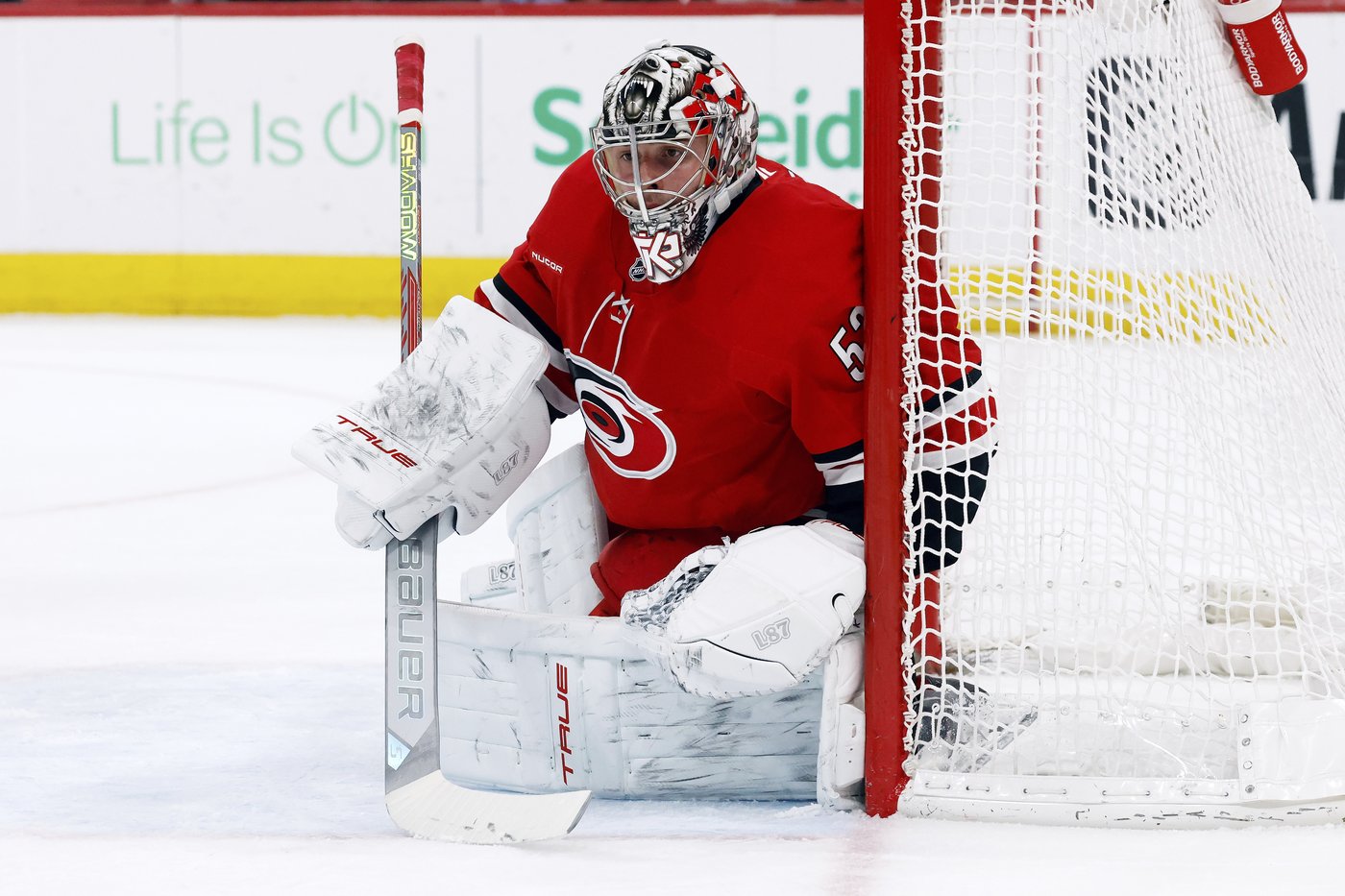 Seth Jarvis scores twice as Carolina Hurricanes push past Vegas Golden Knights 3-2 | iNFOnews.ca