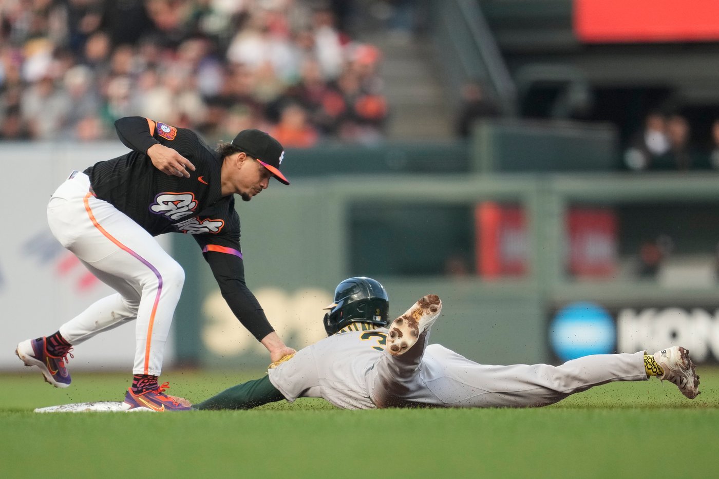 Robbie Ray limits Athletics to an unearned run and 2 hits in 8 innings as Giants win 3-1 | iNFOnews.ca