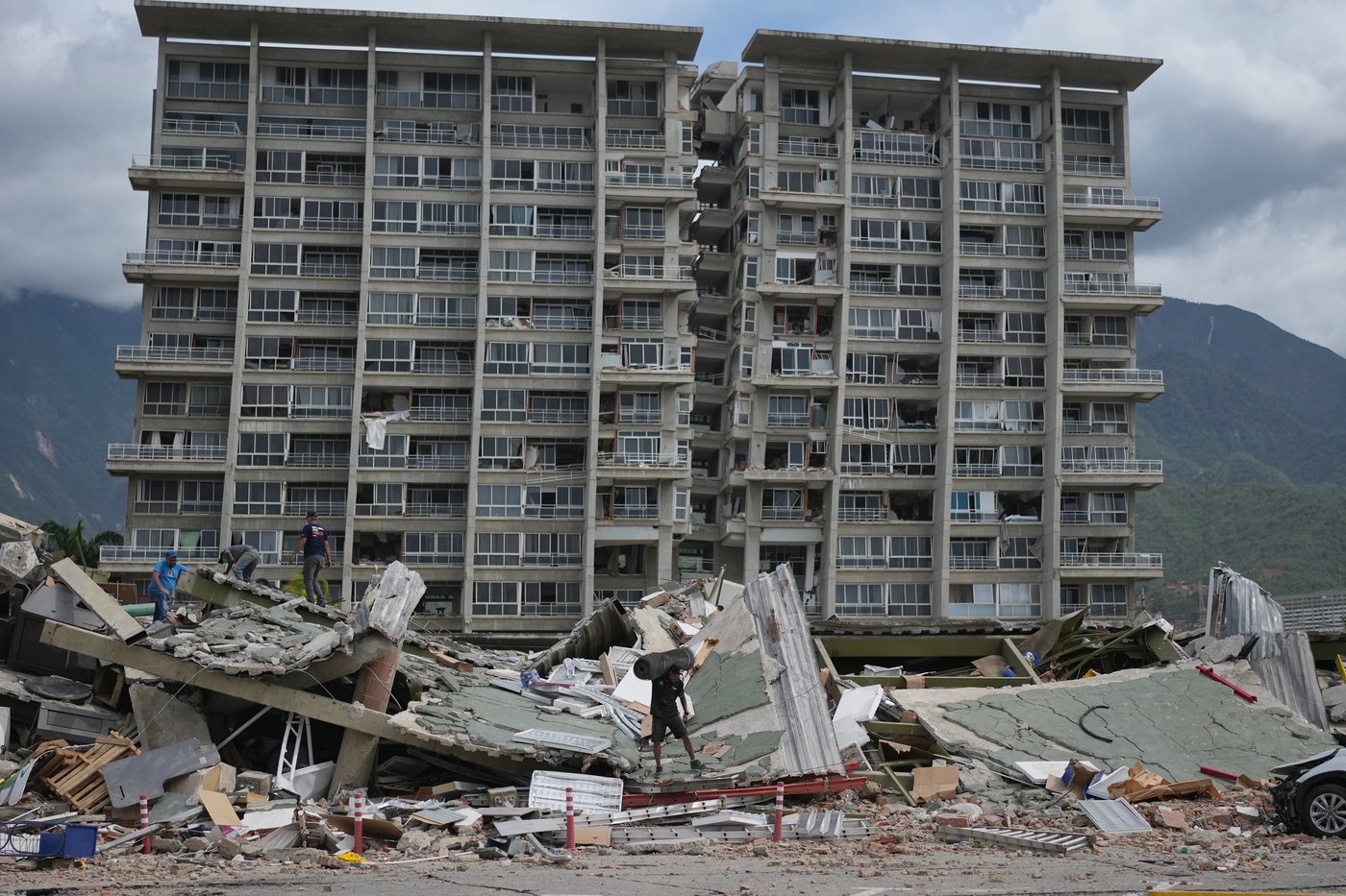 Grief and optimism clash in scramble to locate survivors 4 days after Venezuela earthquakes | iNFOnews.ca Grief and optimism clash in scramble to locate survivors 4 days after Venezuela earthquakes | iNFOnews.ca