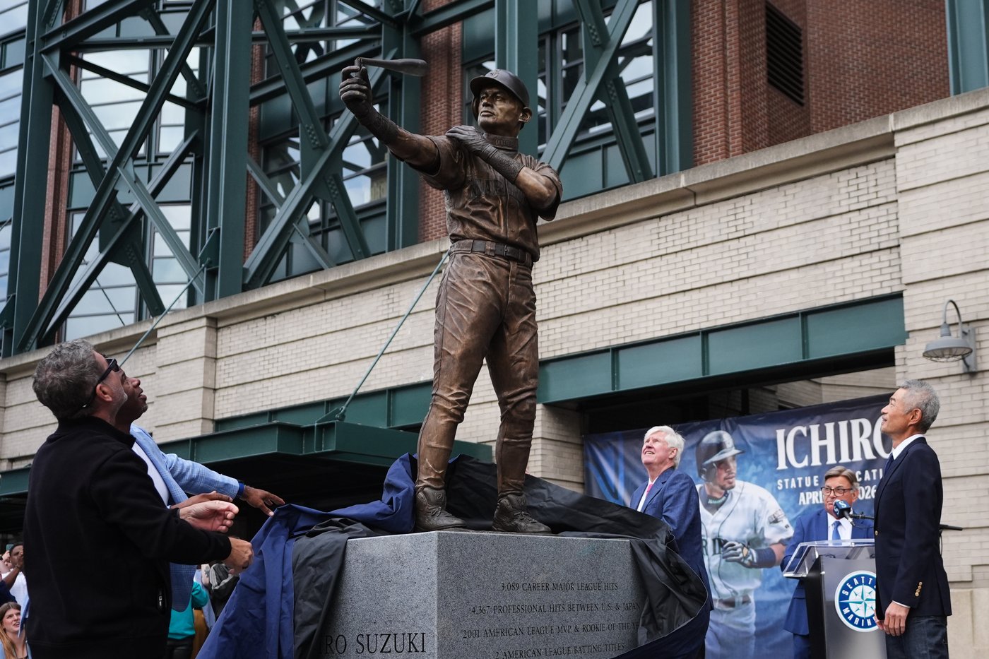 Ichiro Suzuki's statue unveiling has a mishap as bat snaps during ceremony | iNFOnews.ca Ichiro Suzuki's statue unveiling has a mishap as bat snaps during ceremony | iNFOnews.ca