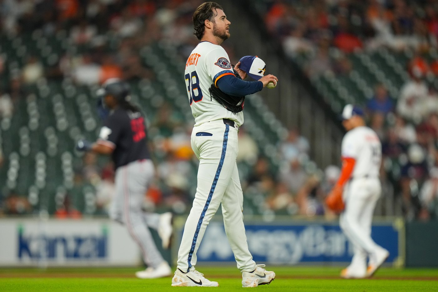 Twins hit 3 homers to back Matthews, then hold off Astros rally in 9th for 5-4 victory | iNFOnews.ca Twins hit 3 homers to back Matthews, then hold off Astros rally in 9th for 5-4 victory | iNFOnews.ca