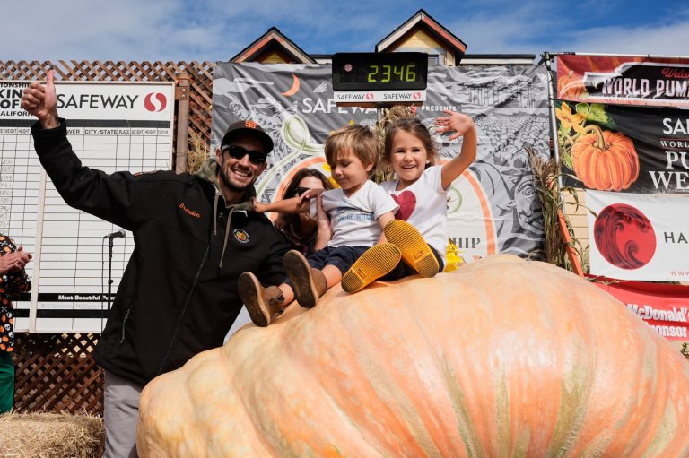 California engineer wins pumpkin contest with 2,346-pound gourd | iNFOnews.ca