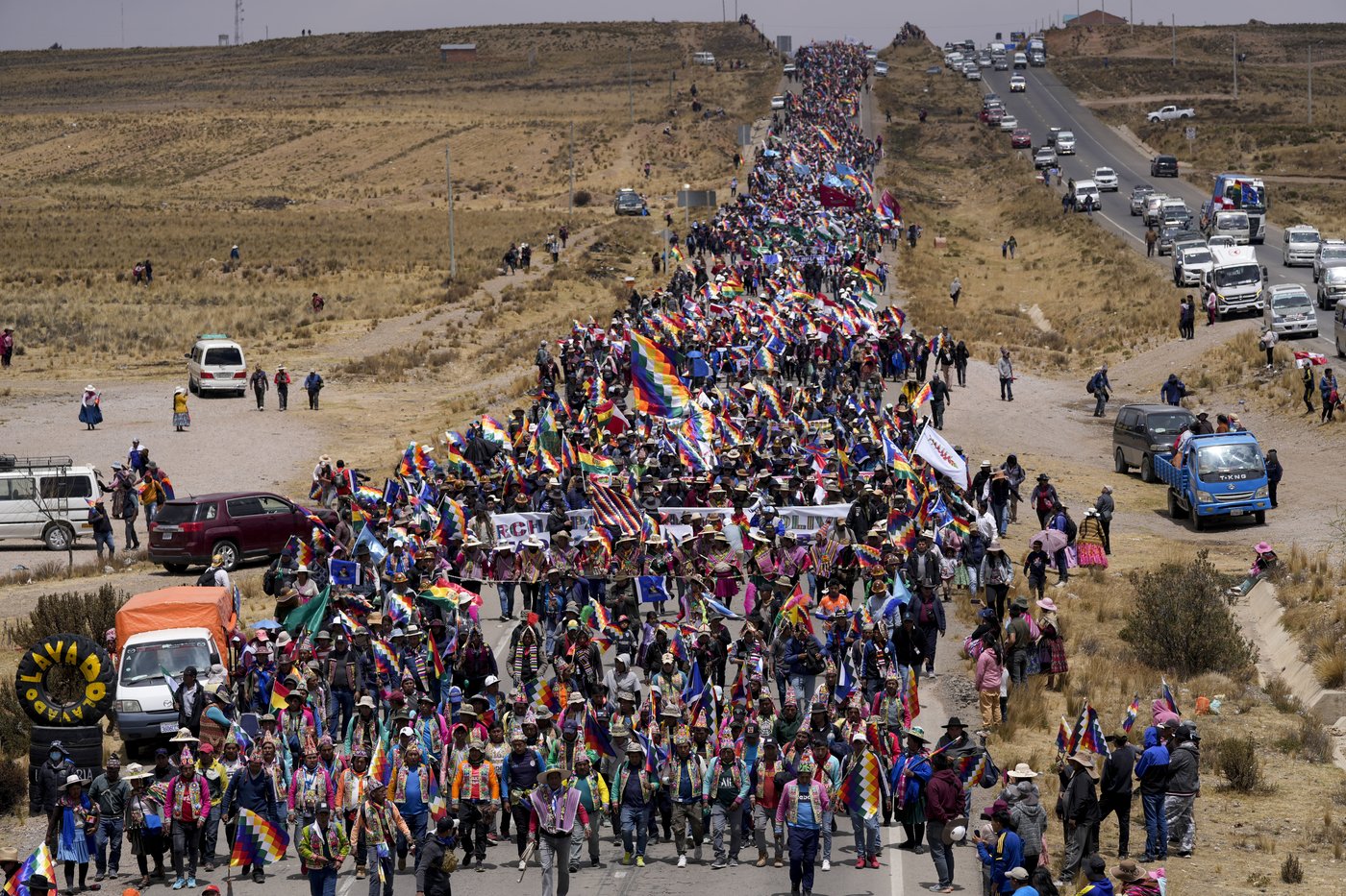 Rival protesters clash in Bolivia as ex-President Evo Morales leads a march to the capital | iNFOnews.ca Rival protesters clash in Bolivia as ex-President Evo Morales leads a march to the capital | iNFOnews.ca