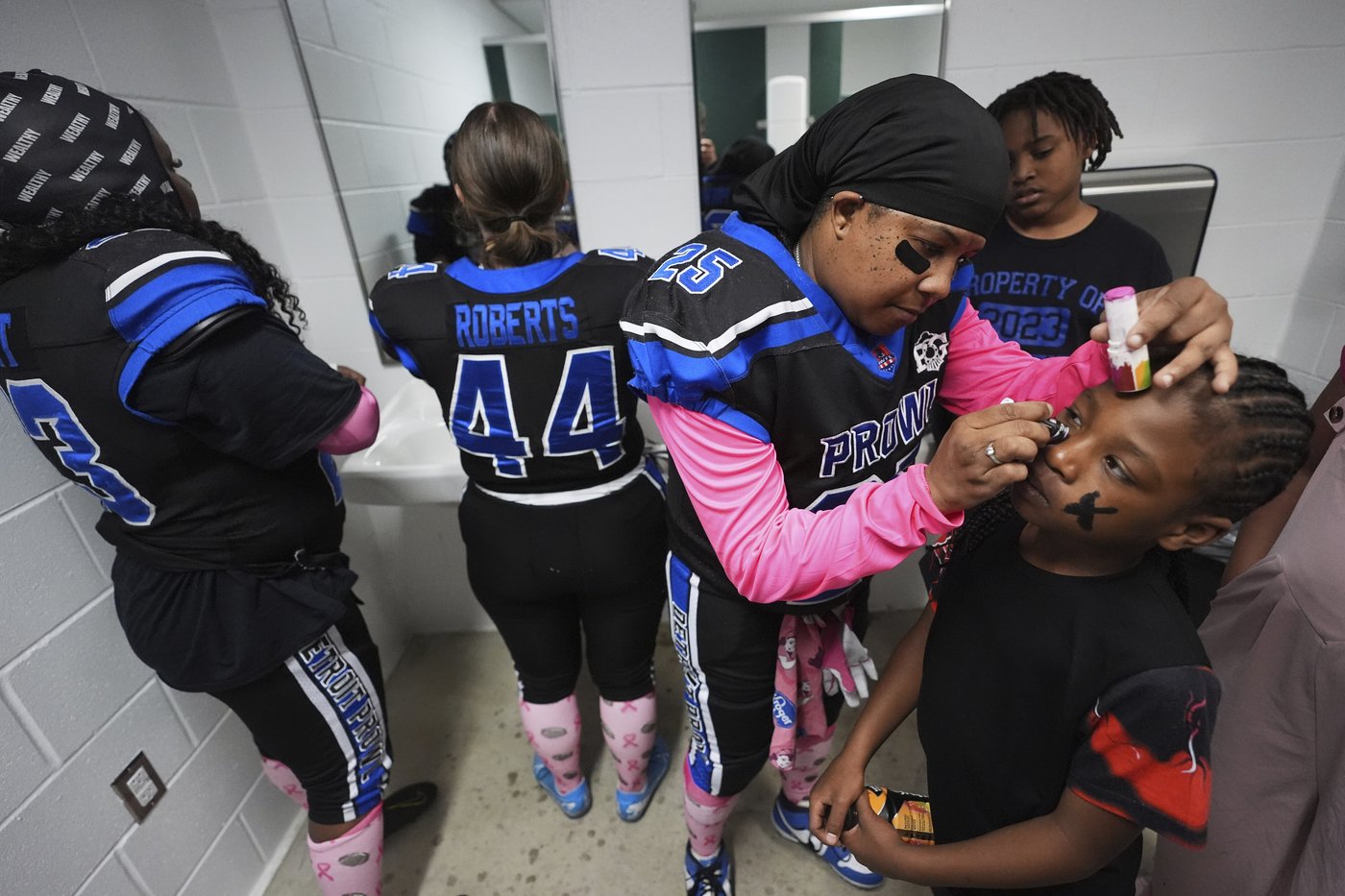 Women's tackle football gives female athletes opportunities in a game dominated by men | iNFOnews.ca