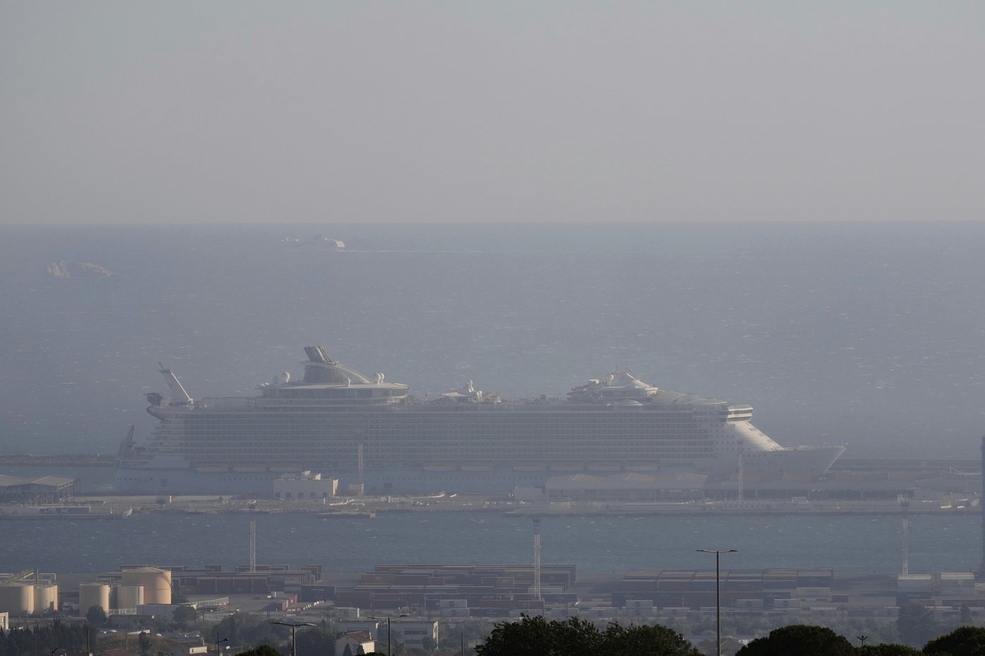 Marseille airport suspends flights due to wildfire as public warned to stay at home | iNFOnews.ca Marseille airport suspends flights due to wildfire as public warned to stay at home | iNFOnews.ca