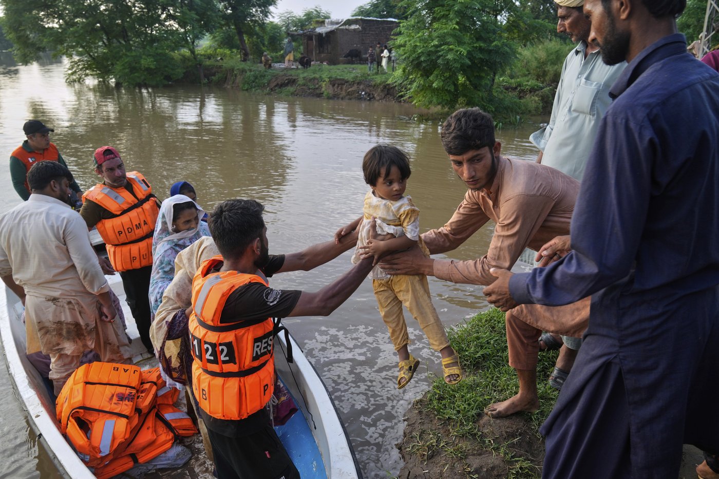 Flash floods leave 34 dead in Indian-controlled Kashmir as over 210,000 in Pakistan are displaced | iNFOnews.ca Flash floods leave 34 dead in Indian-controlled Kashmir as over 210,000 in Pakistan are displaced | iNFOnews.ca