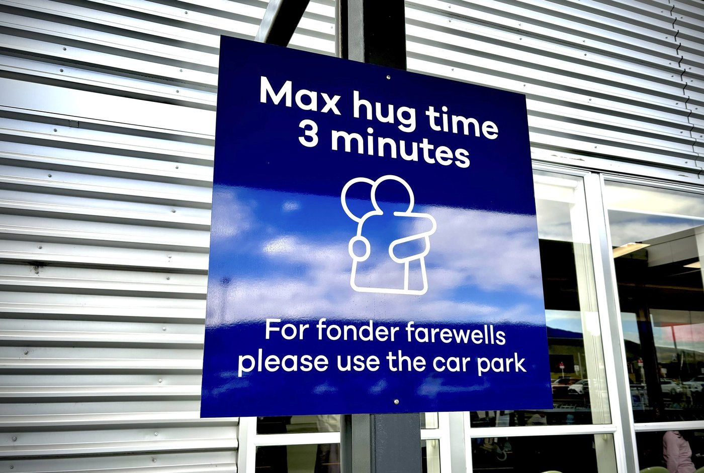 New Zealand airport imposes cuddle cap with 3-minute limit on goodbye hugs to avoid traffic jams | iNFOnews.ca New Zealand airport imposes cuddle cap with 3-minute limit on goodbye hugs to avoid traffic jams | iNFOnews.ca