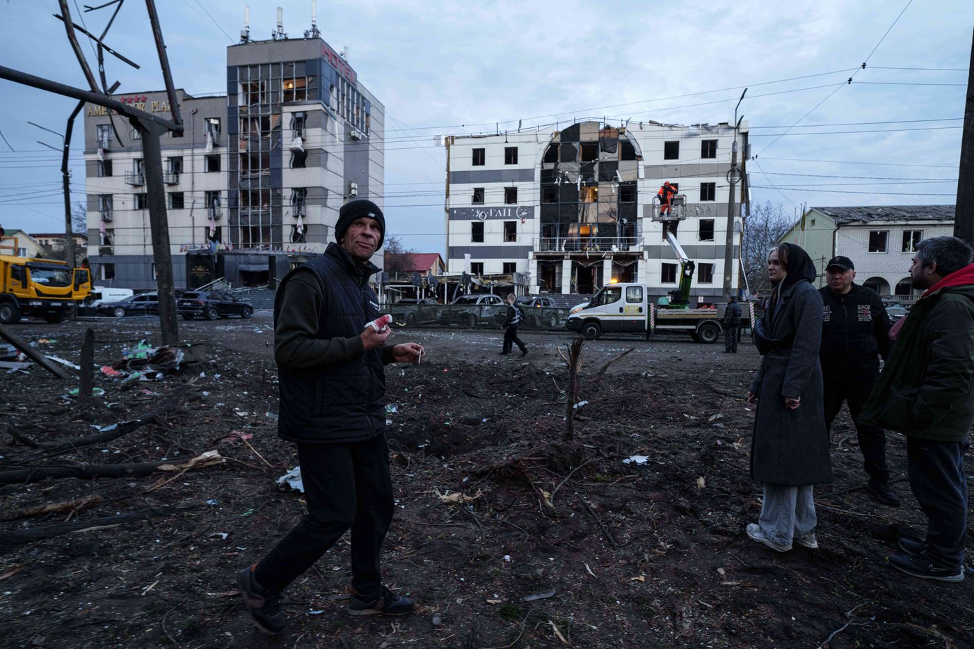 Photos show damage after Russian strike in Kyiv, Ukraine, as residents take shelter | iNwheels