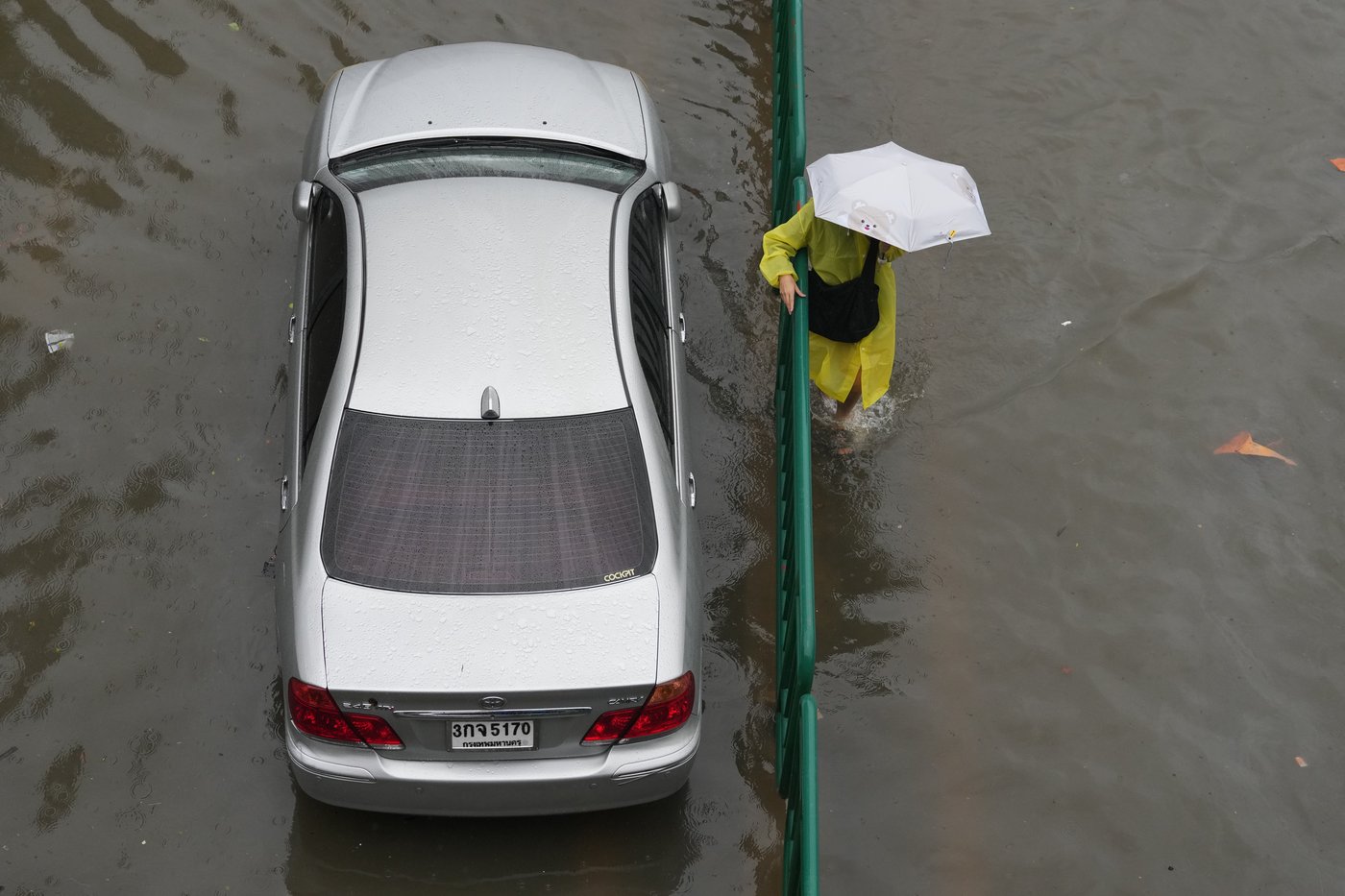 Heavy rain and flooding in Bangkok disrupts traffic and prompts evacuations | iNFOnews.ca