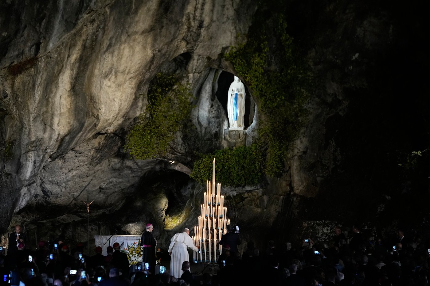 Pope Leo draws 800,000 people to central Paris for open-air Mass on iconic square | iNFOnews.ca Pope Leo draws 800,000 people to central Paris for open-air Mass on iconic square | iNFOnews.ca