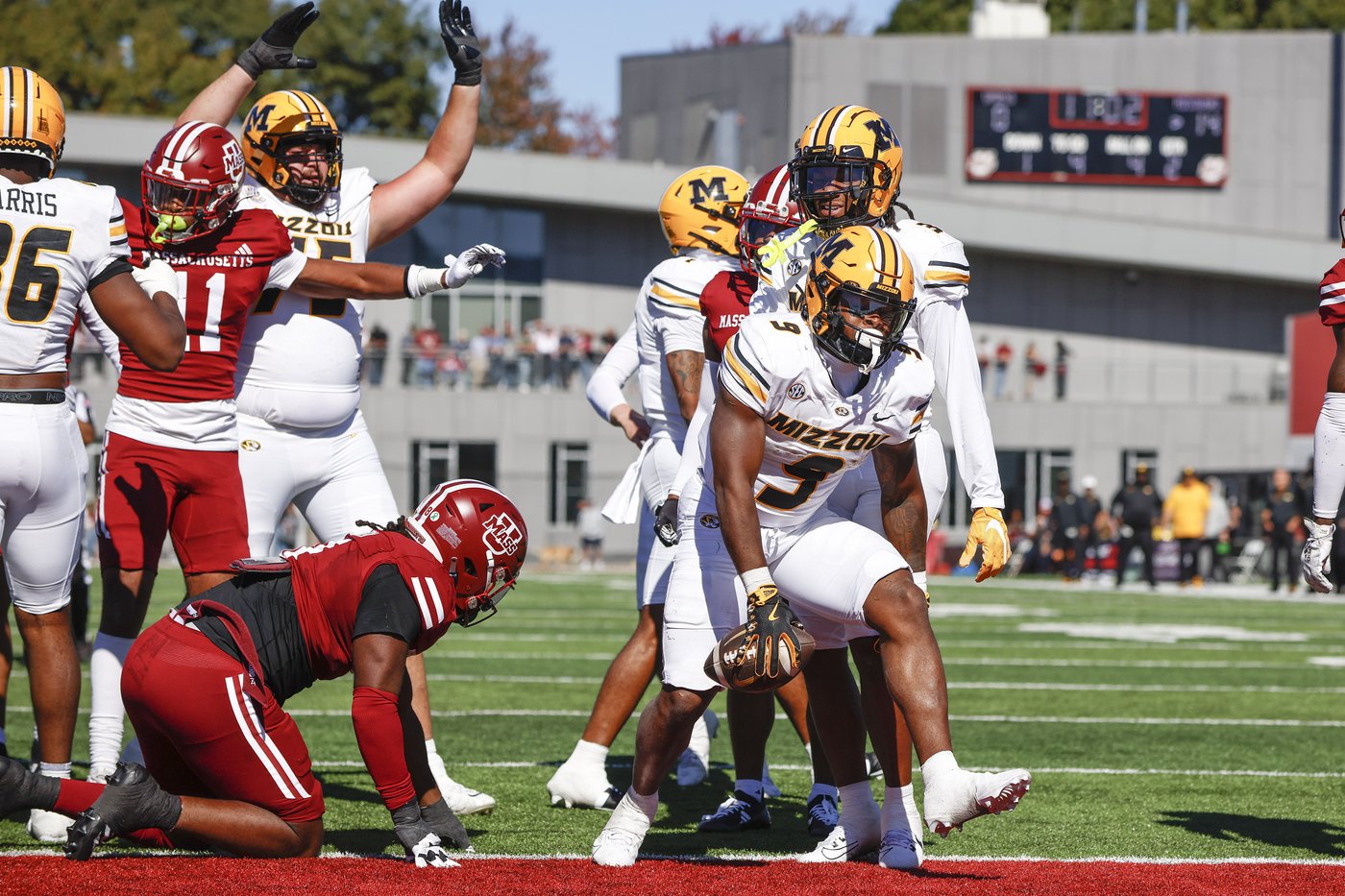 Luther Burden's long TD run gets No. 21 Missouri started in 45-3 rout of Minutemen | iNFOnews.ca Luther Burden's long TD run gets No. 21 Missouri started in 45-3 rout of Minutemen | iNFOnews.ca