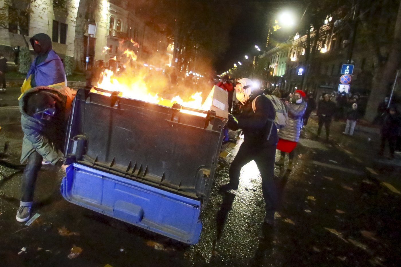 Georgian protesters and police clash after prime minister suspends talks on joining the EU | iNFOnews.ca