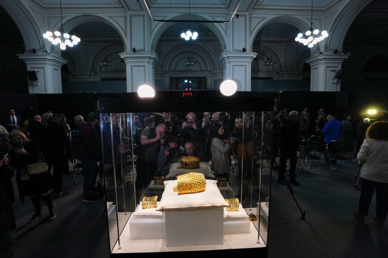 Priceless 2,500-year-old golden helmet returned to Romania after Dutch museum raid | iNFOnews.ca