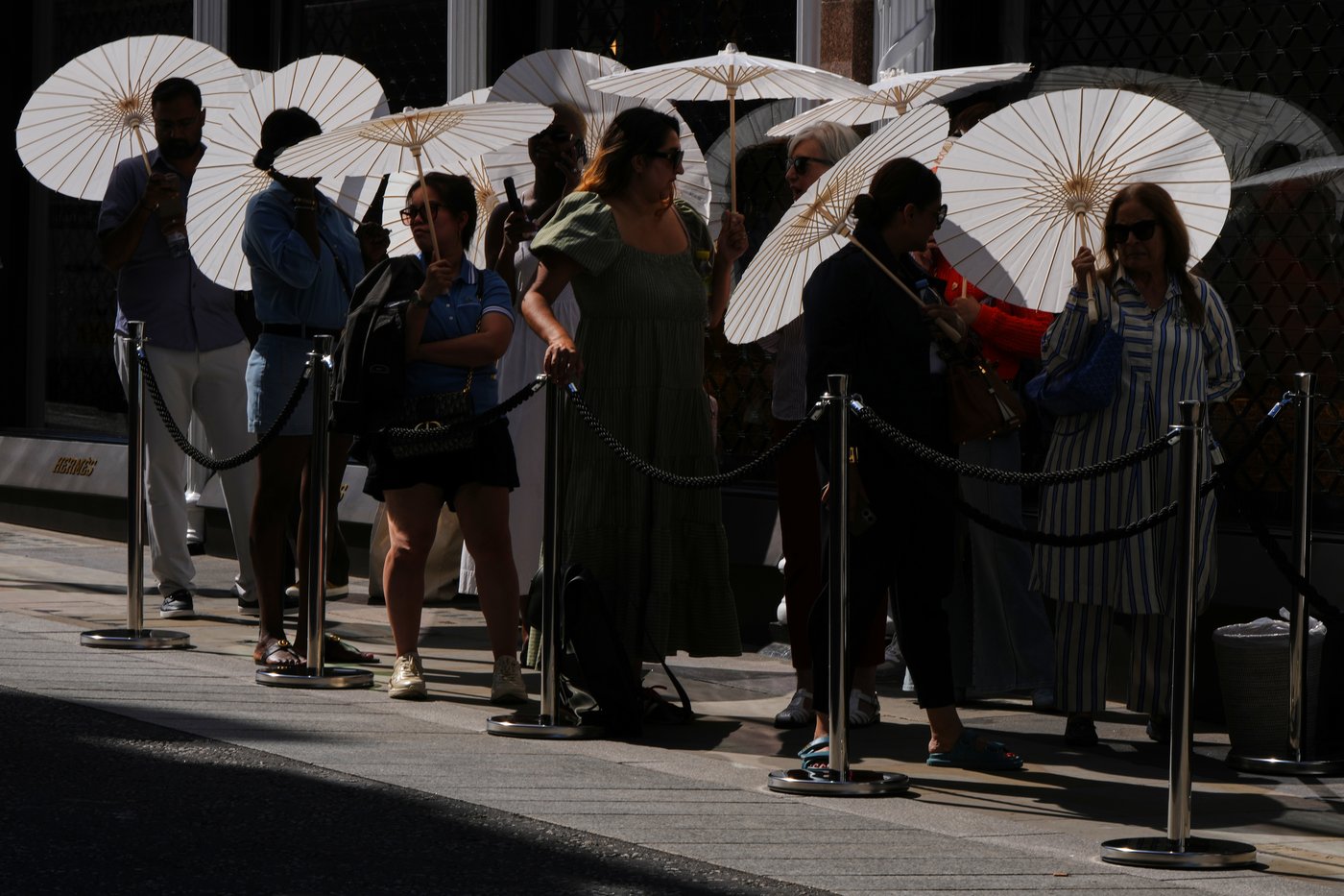 An early heat wave hits Europe, in photos | iNFOnews.ca