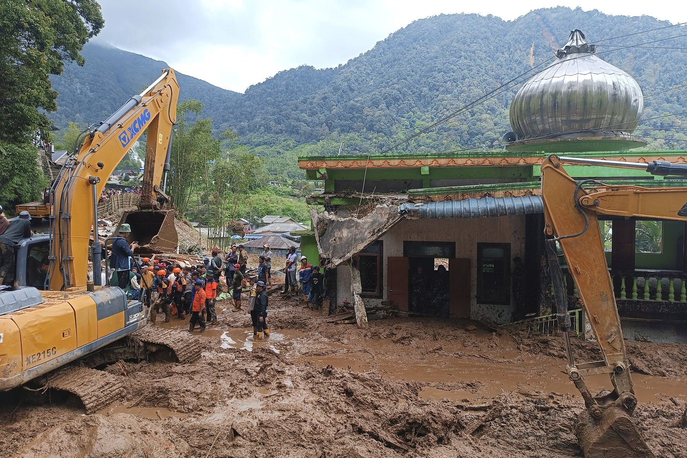 Landslide and flash floods hit Indonesia’s Sumatra island, leaving 16 dead and 6 missing | iNFOnews.ca