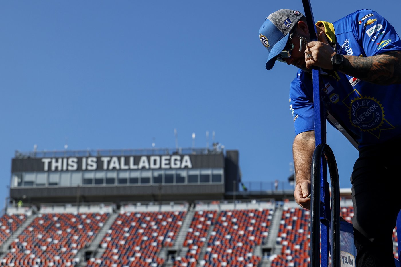 Stenhouse snaps 65-race losing streak after late crash at Talladega scrambles playoff picture | iNFOnews.ca Stenhouse snaps 65-race losing streak after late crash at Talladega scrambles playoff picture | iNFOnews.ca