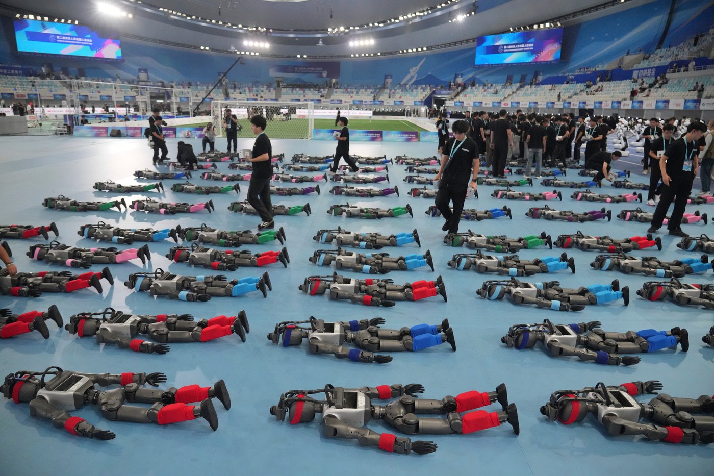Humanoid robots sprint, play soccer and set records at Beijing games, in photos | iNFOnews.ca