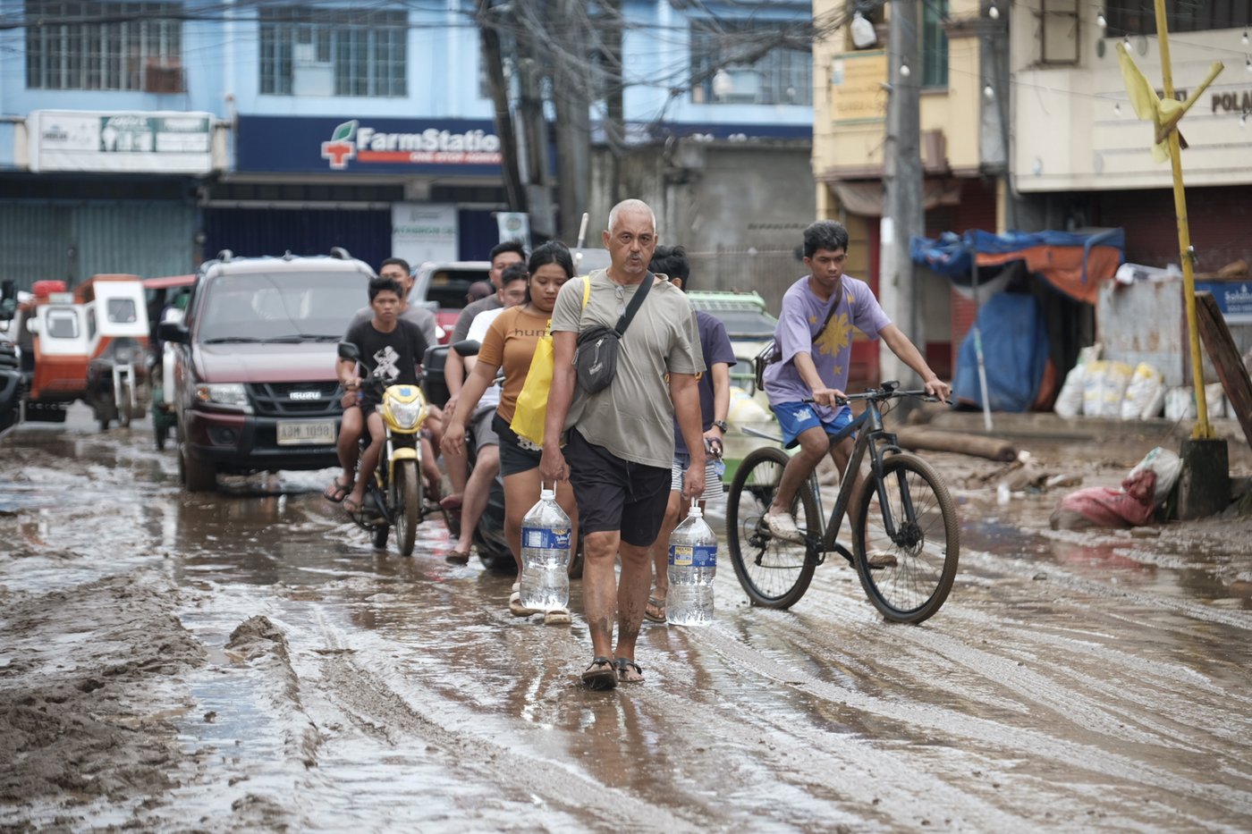 Floods in Philippines kill at least 9 and trap others on roofs as storm approaches | iNFOnews.ca