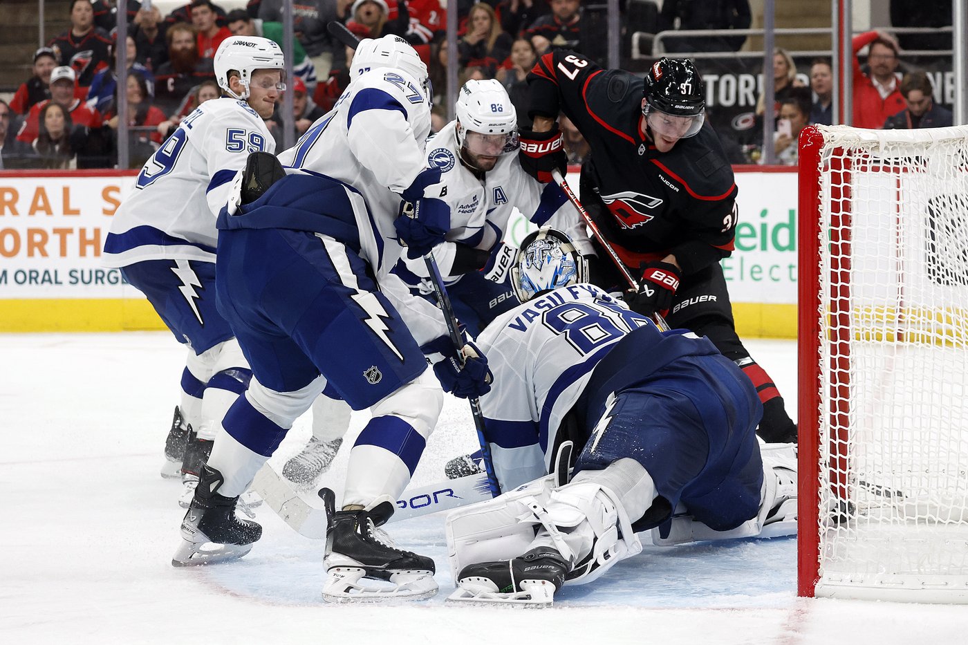 Kucherov scores go-ahead goal, two empty-netters to push Lightning past Hurricanes in season opener | iNFOnews.ca