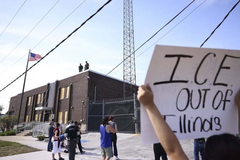 Chicago area center in Trump's immigration crackdown sparks complaints of inhumane conditions | iNFOnews.ca