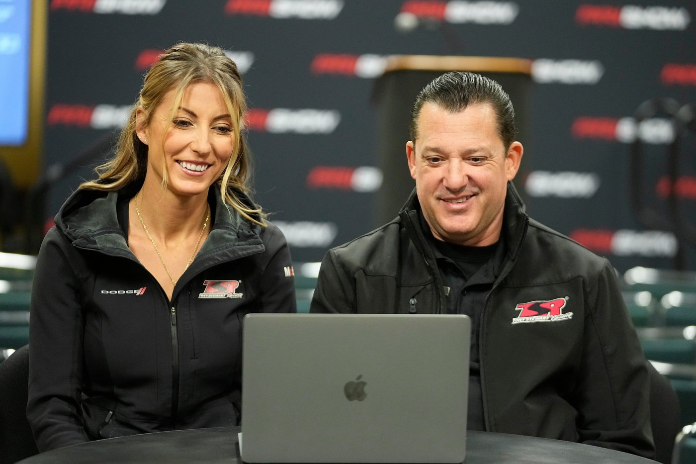 For better or worse, Tony Stewart vows to keep his competitive edge while racing against his wife | iNFOnews.ca